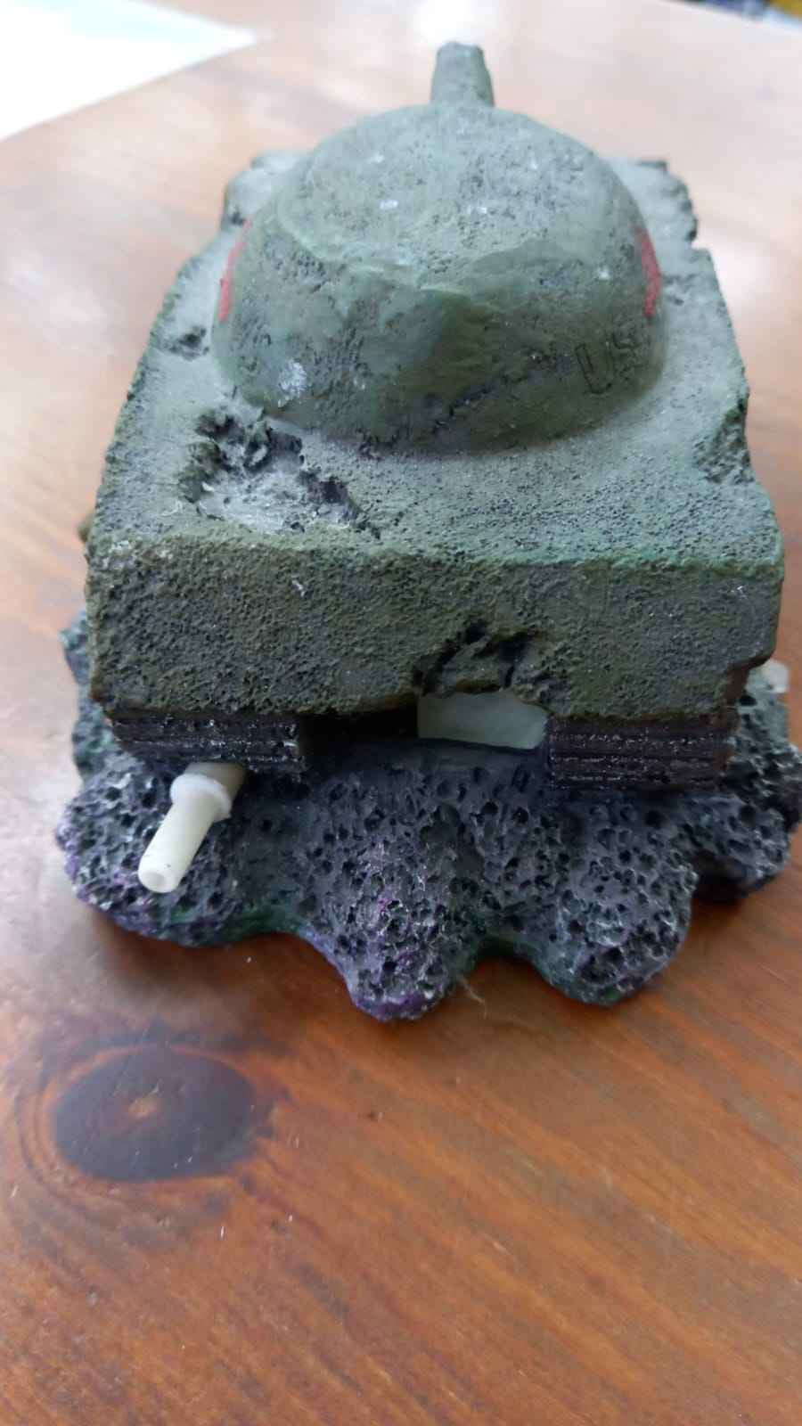 Tanque de Guerra Decoración de Acuario 16x10x7cm | Funcional con Conexión para Aireador