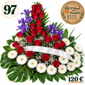 Centro de flores nº97 con rosas rojas, iris morados, gerberas blancas, paniculata, follaje verde y cinta blanca